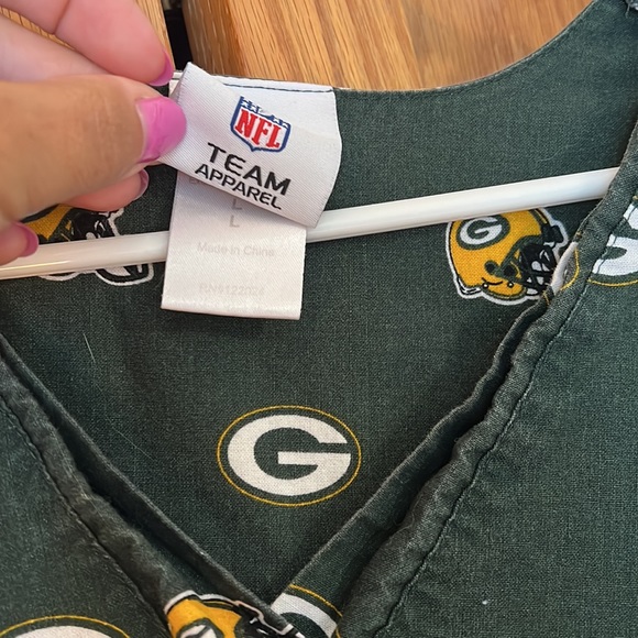 Women’s large Green Bay Packers Scrub top. - Picture 2 of 2
